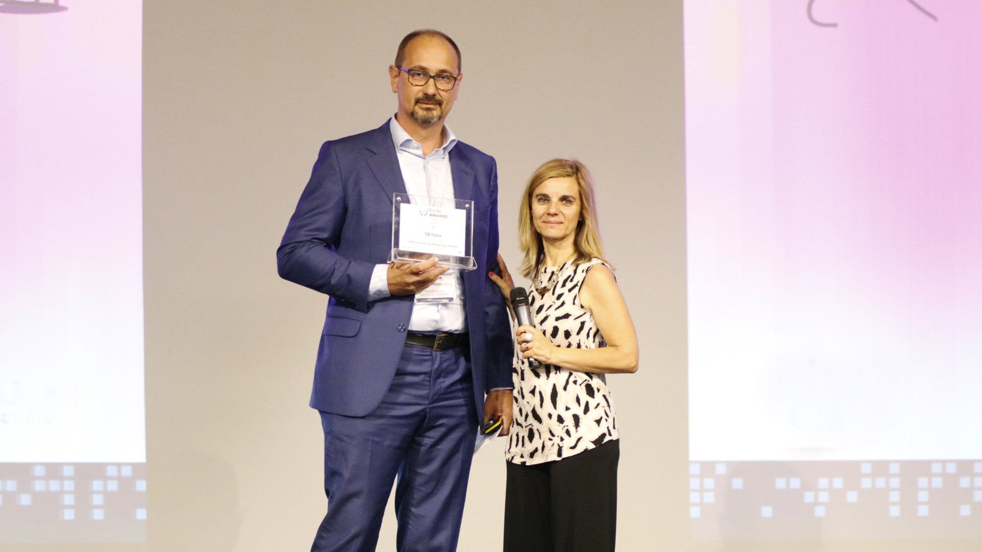 Paolo Pellegrini, BU Manager ECM&BPO, SB Italia, ritira la targa alla premiazione